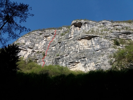 Valsugana arrampicata - Il tracciato di Uomini fuori posto, parete di Enego, Valsugana (Ermes Bergamaschi, Mario Carollo )