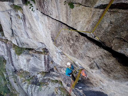 Valle Orco arrampicata, Umberto Bado, Daniele Gallarato - Valle dell'Orco, Mikakadi: Amedeo Giobbio in sosta sotto il tetto a campana, L8