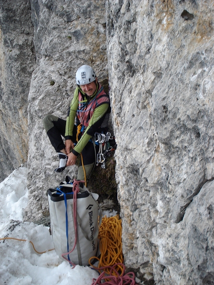 Monte Ciastelin, Marmarole, Dolomiti - Ruggero Corà che si prepara per l'apertura di Gli Occhi di Gigi, Monte Ciastelin, Marmarole, Dolomiti (Massimo Bedin, Ruggero Corà, Giuseppe Moro)