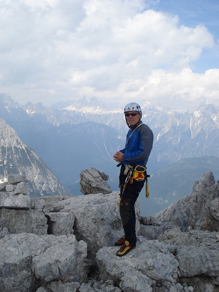 Monte Ciastelin, Marmarole, Dolomiti - Giuseppe Moro in cima al Monte Ciastelin, Marmarole, Dolomiti dopo la prima salita di Gli Occhi di Gigi (Massimo Bedin, Ruggero Corà, Giuseppe Moro)