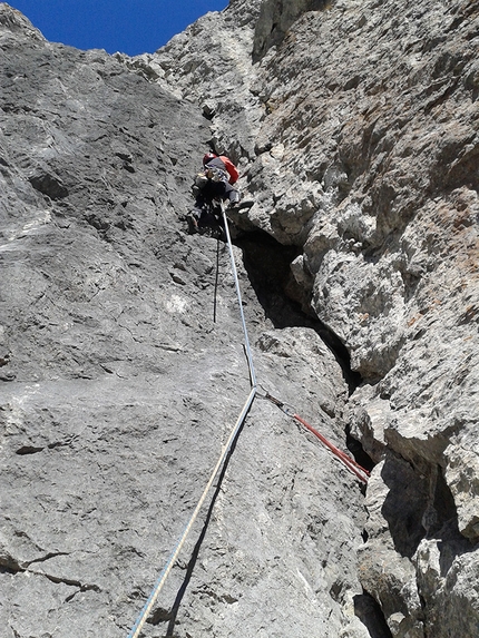 Alpi Giulie e Carniche Orientali - Nicola Narduzzi sulla fessura iniziale della Lomasti alla Torre Winkel