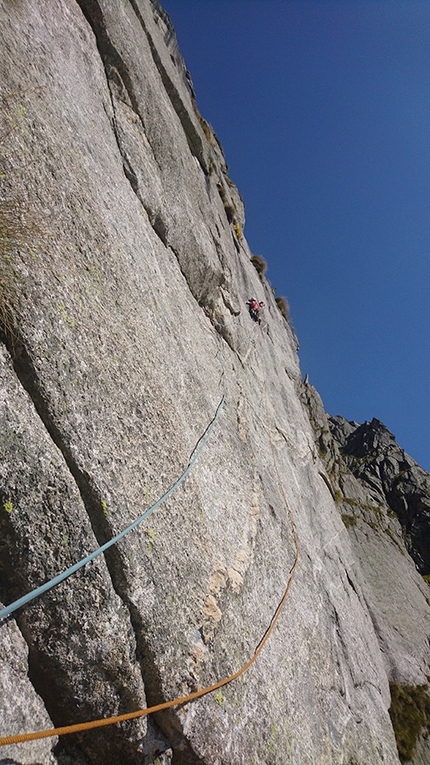 Val di Mello, Escudo del Qualido, Caterina Bassi, Martino Quintavalla - Val di Mello: Martino Quintavalla establishing pitch 2 of El despertador fotonico up Escudo del Qualido with Caterina Bassi, 10/2019