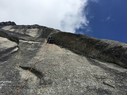 Val di Mello, Escudo del Qualido, Caterina Bassi, Martino Quintavalla - Val di Mello: Caterina Bassi apre L6 di El despertador fotonico all'Escudo del Qualido con Martino Quintavalla 10/2019)