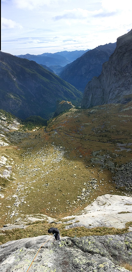 Val di Mello, Escudo del Qualido, Caterina Bassi, Martino Quintavalla - Val di Mello: abseiling off El despertador fotonico up Escudo del Qualido (Caterina Bassi, Martino Quintavalla 10/2019)