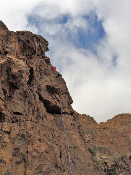 Anti Atlante Marocco, arrampicata - Anti Atlante Marocco: in apertura su Luciana, Babouche Buttress, Valle Tagzene (Michele Focchi, Giovanni Pagnoncelli, Marcello Sanguineti)