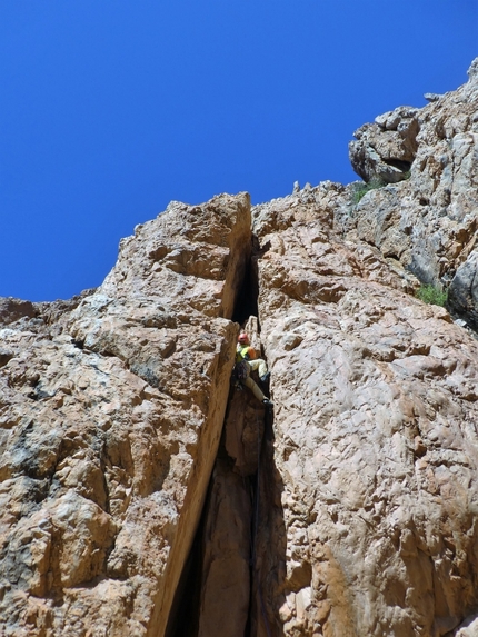 Anti Atlante Marocco, arrampicata - Anti Atlante Marocco: in apertura su Un The con Amici sul Rainbow Buttress nella Valle Afantinzar (Michele Focchi, Giovanni Pagnoncelli, Marcello Sanguineti)