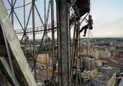 Massimo Marcheggiani - Massimo Marcheggiani: lavorando sul gasometro col panorama di Roma sotto di noi. 2006.