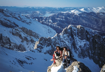 Massimo Marcheggiani - Paolo Caruso, a sinistra, e Massimo Marcheggiani in vetta dopo la prima invernale assoluta dell’anticima del Paretone. Gran Sasso, 1985.