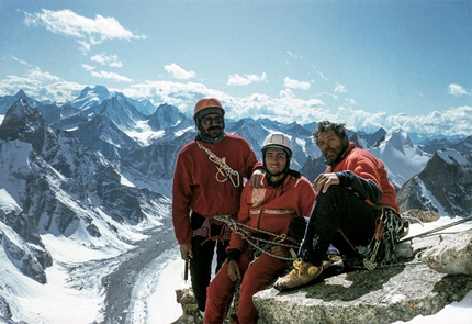 Massimo Marcheggiani - In vetta alla Neverseen Tower in India dopo tre giorni di scalata. Da sinistra, Di Vincenzo, Alberto Miele e Massimo Marcheggiani, 1992.