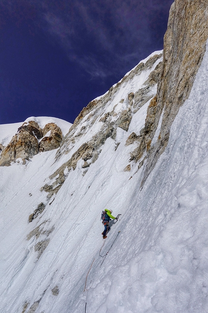 Tengi Ragi Tau, Silvan Schüpbach, Symon Welfringer - Ragi Tau in Nepal: Symon Welfringer during the alpine style first ascent of Trinité (1400m, M6, AI 5) up the mountain's west face with Silvan Schüpbach (26-29/10/2019)