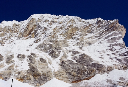 Tengi Ragi Tau, Silvan Schüpbach, Symon Welfringer - Ragi Tau in Nepal: the arrow marks the gully climbed by Silvan Schüpbach and Symon Welfringer alpine style from 26-29/10/2019
