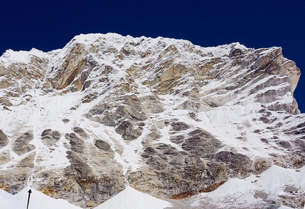 Tengi Ragi Tau, Silvan Schüpbach, Symon Welfringer - Ragi Tau in Nepal: la freccia india la linea salita da Silvan Schüpbach e Symon Welfringer in stile alpino dal 26-29/10/2019