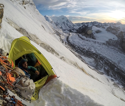 Tengi Ragi Tau, Silvan Schüpbach, Symon Welfringer - Ragi Tau in Nepal: Silvan Schüpbach in the bivouac at 6100m