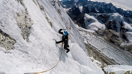 Tengi Ragi Tau, Silvan Schüpbach, Symon Welfringer - Ragi Tau in Nepal: Silvan Schüpbach seconding Symon Welfringer during the alpine style first ascent of Trinité (1400m, M6, AI 5) up the mountain's west face