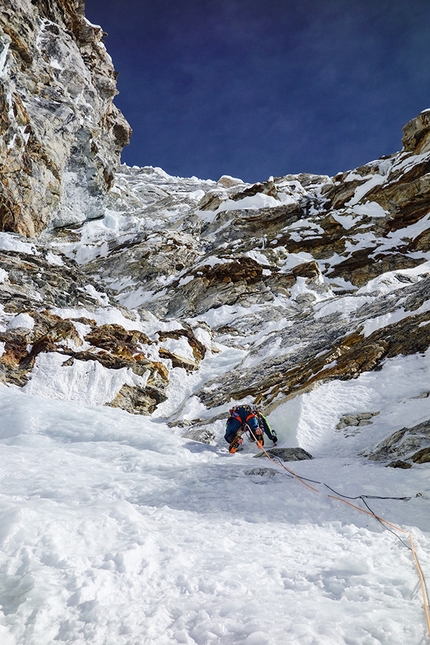 Tengi Ragi Tau, Silvan Schüpbach, Symon Welfringer - Ragi Tau in Nepal: Symon Welfringer making the alpine style first ascent of Trinité (1400m, M6, AI 5) up the mountain's west face with Silvan Schüpbach (26-29/10/2019)