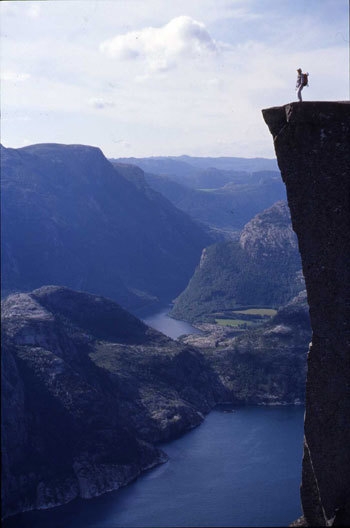 Fjordtrek: Norvegia da vertigini - La dimensione verticale è garantita da pareti di roccia che vertiginosamente si innalzano dal mare.