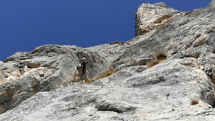 Dolomiti di Brenta, Rolando Larcher, Yurka Libera, Cima Sparavieri - Dolomiti di Brenta: durante la prima libera di Yurka Libera alla Cima Sparavieri (Rolando Larcher, Herman Zanetti 10/2019)