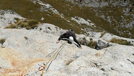 Dolomiti di Brenta, Rolando Larcher, Yurka Libera, Cima Sparavieri - Dolomiti di Brenta: durante la prima libera di Yurka Libera alla Cima Sparavieri (Rolando Larcher, Herman Zanetti 10/2019)