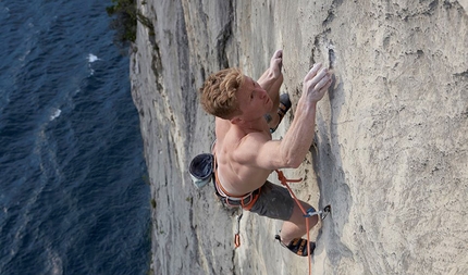 Magnus Midtbø - Magnus Midtbø climbing Tom e Jerry at Spiaggia delle Lucertole above Lake Garda, Italy