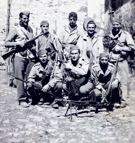 Marcello Cominetti, musica, montagna, alpinismo - 1944: Partigiani in montagna con chitarra sullo sfondo. Quello in basso al centro è Giuseppe Cominetti (zio di Marcello)