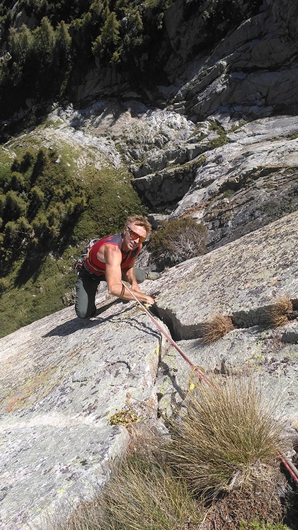 Precipizio di Strem, Val Bodengo, Valchiavenna, Simone Manzi, Andrea Mariani - Andrea Mariani sul settimo tiro di Il Vecchio e il Ginepro al Precipizio di Strem in Val Bodengo (Simone Manzi, Andrea Mariani 2019)