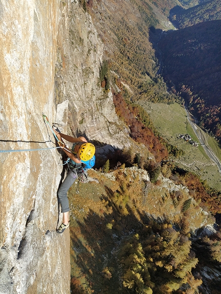 Precipizio di Strem, Val Bodengo, Valchiavenna, Simone Manzi, Andrea Mariani - Eloisa Limonta durante la seconda ripetizione di Il Vecchio e il Ginepro al Precipizio di Strem in Val Bodengo (Simone Manzi, Andrea Mariani 2019)