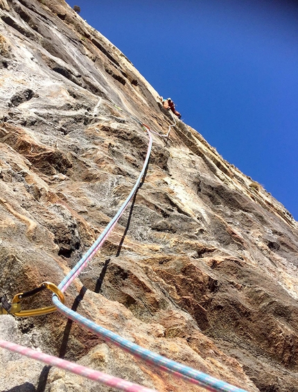 Precipizio di Strem, Val Bodengo, Valchiavenna, Simone Manzi, Andrea Mariani - Il Vecchio e il Ginepro al Precipizio di Strem in Val Bodengo (Simone Manzi, Andrea Mariani 2019)