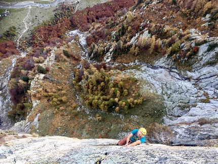 Precipizio di Strem, Val Bodengo, Valchiavenna, Simone Manzi, Andrea Mariani - Nicola Noè durante la seconda ripetizione di Il Vecchio e il Ginepro al Precipizio di Strem in Val Bodengo (Simone Manzi, Andrea Mariani 2019)