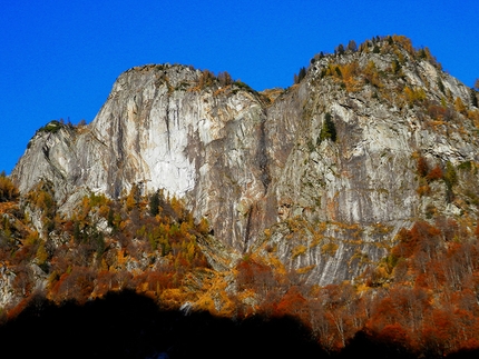 Precipizio di Strem, Val Bodengo, Valchiavenna, Simone Manzi, Andrea Mariani - Il Vecchio e il Ginepro al Precipizio di Strem in Val Bodengo (Simone Manzi, Andrea Mariani 2019)