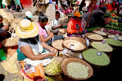 Madagascar Tsaranoro, Martina Mastria, Filippo Ghilardini - Madagascar - Tsaranoro: Tana mercato