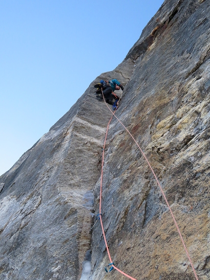 Tengkangpoche Nepal, Juho Knuuttila, Quentin Roberts - Tengkangpoche North Pillar attempt, Quentin Roberts on the headwall at the Maddaloni/Furneaux highpoint clipping their rap anchor