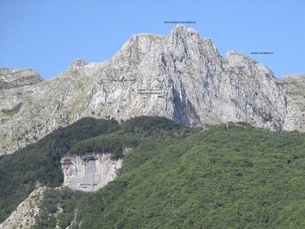 Placche del Peo San Viano - Le Placche del Peo a San Viano, avancorpo del monte Roccandagia in Toscana