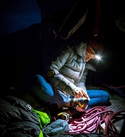 The Nose El Capitan Yosemite - Barbara Zangerl si prepara di notte per salire di The Nose, El Capitan, Yosemite