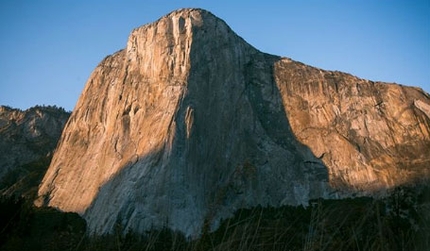 The Nose El Capitan Yosemite - El Capitan in Yosemite con la prua di The Nose al centro. Si tratta della più famosa big wall al mondo, aperta nel 1958 dopo 47 giorni d’arrampicata da Warren Harding, Wayne Merry e George Whitmore e liberata nel 1993 da Lynn Hill.