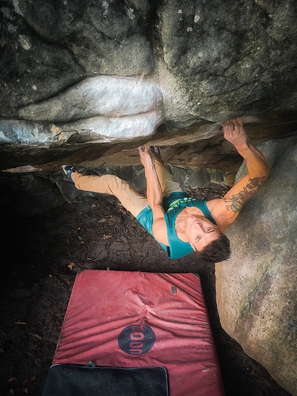 Luca Rinaldi - Luca Rinaldi climbing Traphouse 8B at Fontainebleau