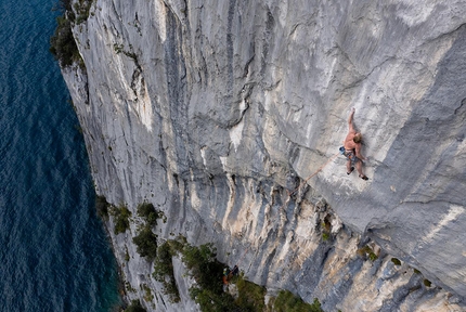 Magnus Midtbø - Magnus Midtbø sale Tom e Jerry alla Spiaggia delle Lucertole sopra il Lago di Garda.