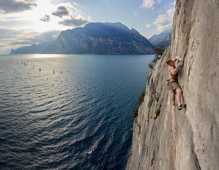 Magnus Midtbø - Magnus Midtbø climbing Tom e Jerry at Spiaggia delle Lucertole above Lake Garda close to Arco in Italy