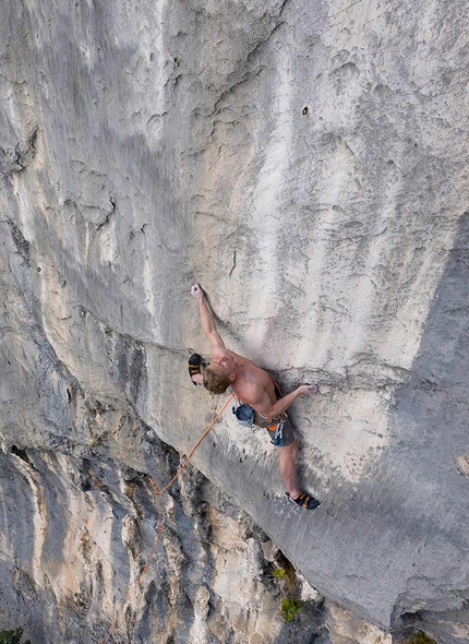 Magnus Midtbø - Magnus Midtbø climbing Tom e Jerry at Spiaggia delle Lucertole above Lake Garda close to Arco in Italy