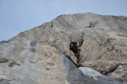 Simon Chatelan climbs new mixed route in Gastlosen massif, Switzerland