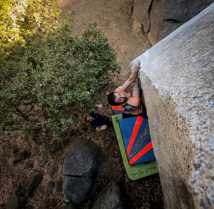 Yosemite boulder -  Francesco Spadea su Cocaine Corner V5 in Yosemite, spotter Simone Masini