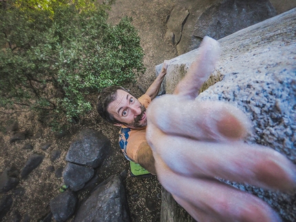 Yosemite boulder - Francesco Spadea su Cocaine Corner V5 in Yosemite