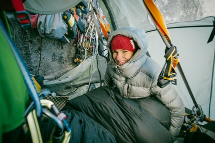 The Nose El Capitan Yosemite - Barbara Zangerl si riposa nel portaledge durante la salita in libera di The Nose, El Capitan, insieme a Jacopo Larcher nell'autunno 2019