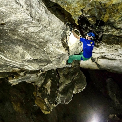 Filip Babicz completa Ade Integrale, total dry tooling di D15+ nella grotta Gran Borna