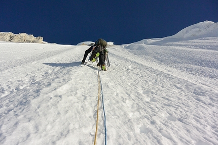 Siula Grande Peru - Siula Grande Peru: Arttu Pylkkanen sale da capocordata durante la prima salita Peruana Supreme (TD, 1000m, Benjamin Billet, Luis Crispin, Nathan Heald, Arttu Pylkkanen, Thomas Schilter 06/2019)