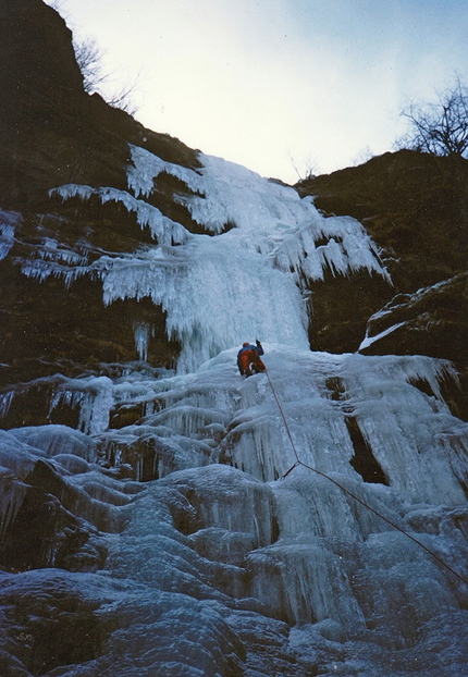 Daniele Caneparo - Maurizio Oviglia sulla cascata dell'Arian di Fornolosa, 1986. Foto Daniele Caneparo