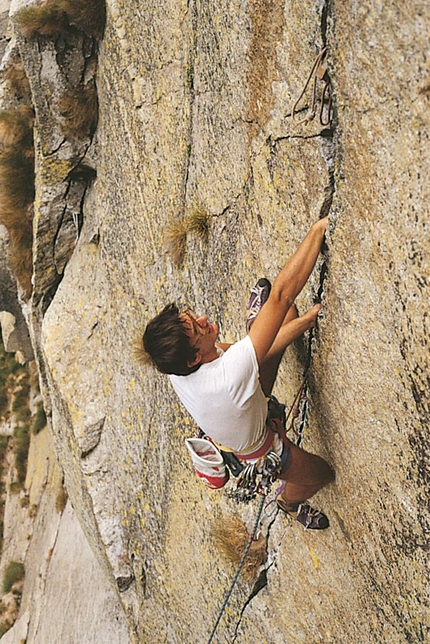 Daniele Caneparo - Daniele Caneparo su una delle prime ripetizioni in libera della fessura di 7a della Cannabis, 1986, Valle dell'Orco.