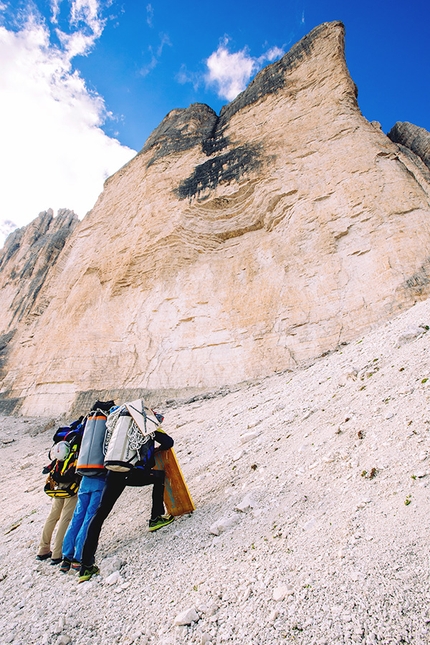 Tre Cime di Lavaredo, Dolomiti, Alessandro Baù, Claudio Migliorini, Nicola Tondini - Alessandro Baù, Claudio Migliorini e Nicola Tondini sotto la strapiombante parete nord della Cima Ovest di Lavaredo nel gruppo delle Tre Cime di Lavaredo nelle Dolomiti, dove tra il 2016 e il 2019 hanno aperto dal basso la loro Space Vertigo