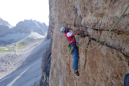 Tre Cime di Lavaredo, Dolomiti, Alessandro Baù, Claudio Migliorini, Nicola Tondini - Nicola Tondini in apertura sul 6° tiro di Space Vertigo sulla Cima Ovest di Lavaredo, Tre Cime di Lavaredo, Dolomiti.