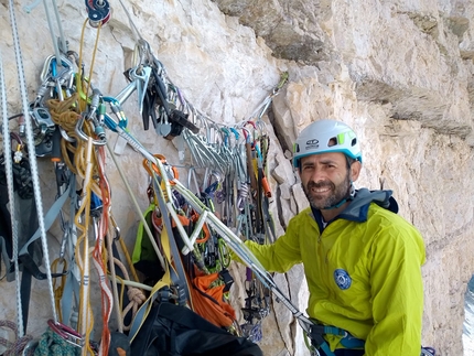 Tre Cime di Lavaredo, Dolomiti, Alessandro Baù, Claudio Migliorini, Nicola Tondini - Nicola Tondini in sosta a metà parete durante l'apertura di Space Vertigo alle Cima Ovest di Lavaredo, Dolomiti