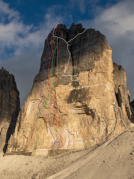 Tre Cime di Lavaredo, Dolomiti, Alessandro Baù, Claudio Migliorini, Nicola Tondini - Cima Ovest di Lavaredo, Tre Cime di Lavaredo, Dolomiti e le vie d'arrampicata. Da destra a sinistra: Bianco = Cassin. Arancio = Italosvizzera. Viola = Horrorvision (fin dove abbiamo visto i chiodi a pressione). Rosso = Space Vertigo. Blu = Jean Couzy. Verde = Alpenliebe